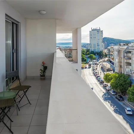 Nedica - Balcony, 2 Kings, Lift & Ac Split
